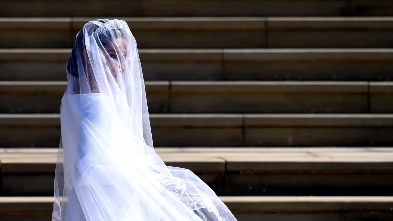 Nuntă REGALĂ în Marea Britanie. Rochia de MIREASĂ a lui Meghan Markle, o creaţie Clare Waight Keller pentru Givenchy