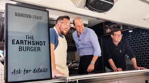 Clienţi surprinşi când Prinţul William le-a servit burgeri dintr-un camion în sudul Londrei