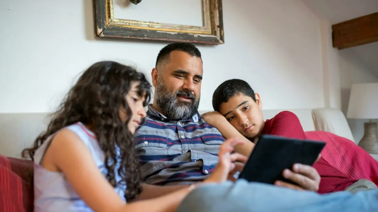 Cum pot părinții să-și protejeze copiii fără a le interzice utilizarea rețelelor sociale