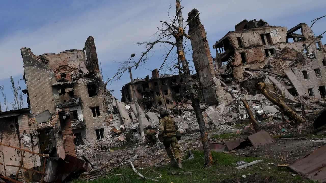Războiul din Ucraina, ziua 453  Rusia evacuează civilii din Belgorod, în contextul confruntărilor militare / Ucraina câştigă teren, soldaţii au avansat la nord şi sud de Bakhmut, pentru a-i încercui pe ruşi în interiorul oraşului în ruine. Ministrul Apărării: „Potenţialul ofensiv al inamicului a fost redus semnificativ, ruşii au suferit pierderi uriaşe”