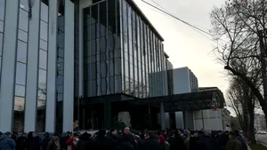 Zeci de angajaţi ai societăţii de transport public Galaţi protestează fiindcă nu au primit salariile