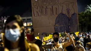 Mii de israelieni au ieşit în stradă pentru a protesta împotriva guvernului la Tel Aviv. Protestatarii critică măsurile adoptate de premierul Netanyahu în gestionarea crizei coronavirusului