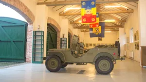 Patru jeep-uri din colecţia Regelui Mihai au fost aduse din Elveţia şi expuse la domeniul Săvârşin - FOTO