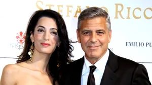 NAŞII bebeluşului regal al ducilor de Sussex ar putea fi George şi Amal Clooney 