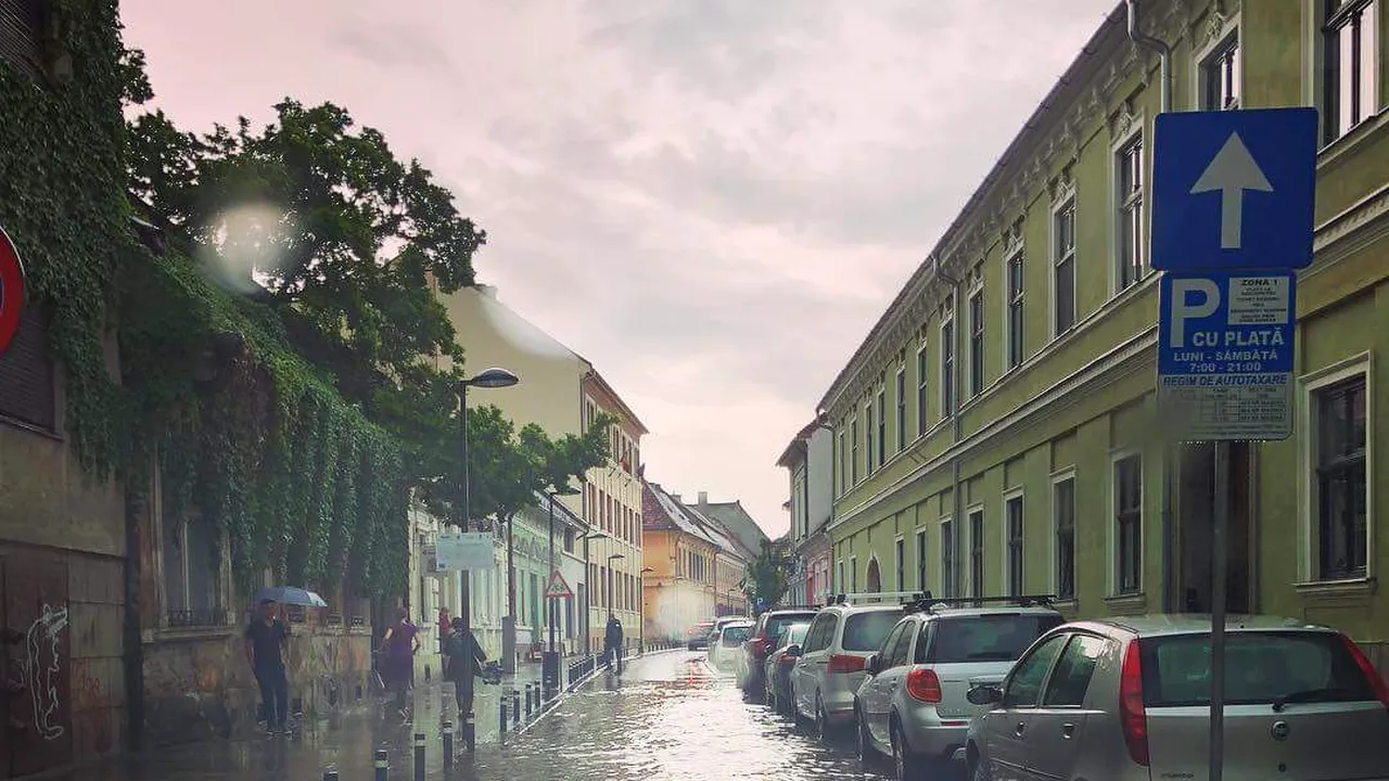 Străzi şi subsoluri din Cluj-Napoca, ca în VENEŢIA, în urma unei ploi torenţiale - FOTO 