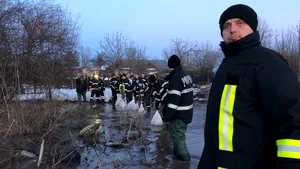 Un elicoper al ministerului de Interne survolează zona afectată de inundaţii pentru monitorizarea situaţiei/ Dăncilă: MAI este pregătit pentru o evacuare forţată | VIDEO