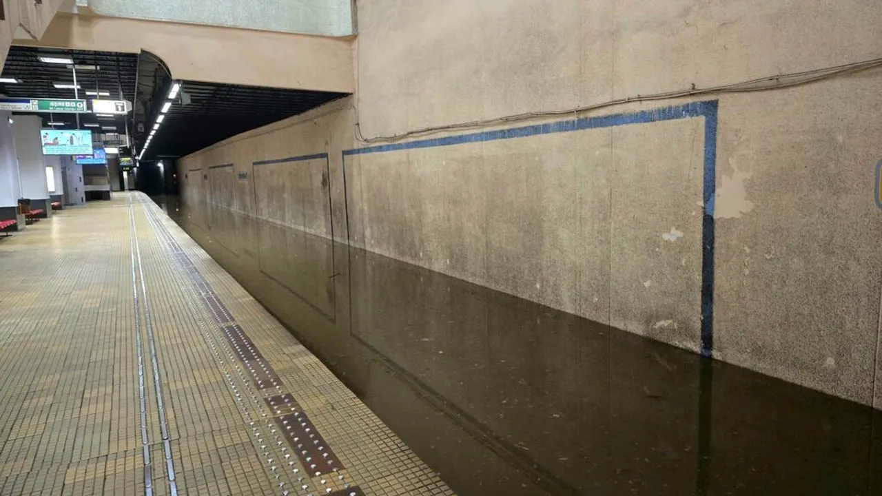 UPDATE: Circulația metroului în stația inundată a fost reluată în condiții normale
