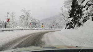 Alba: Zeci de mii de oameni fără curent și apă din cauza ninsorilor