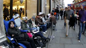 Decizia surprinzătoare a Apple: Fanii mărcii sunt sfătuiţi să renunţe la a sta la coadă