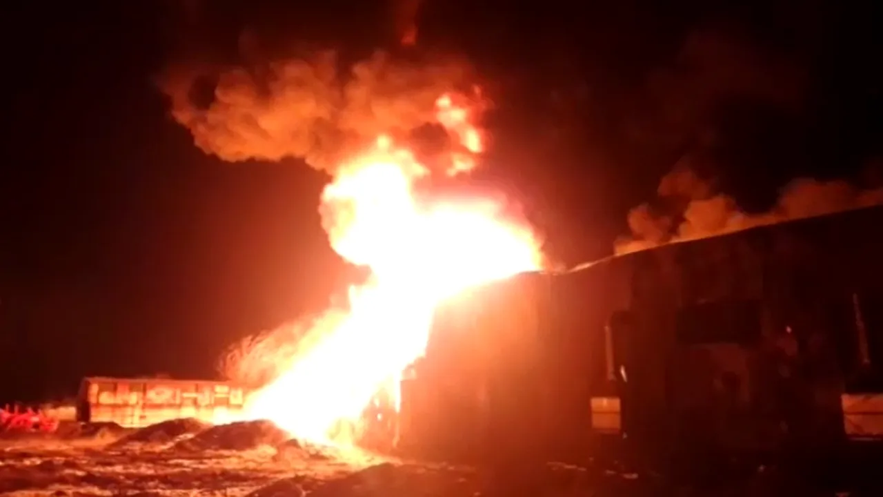 VIDEO. Incendiu puternic în Ilfov. O hală cu bazine de acetonă şi alte substanţe inflamabile a luat foc / A fost emis un mesaj Ro-Alert