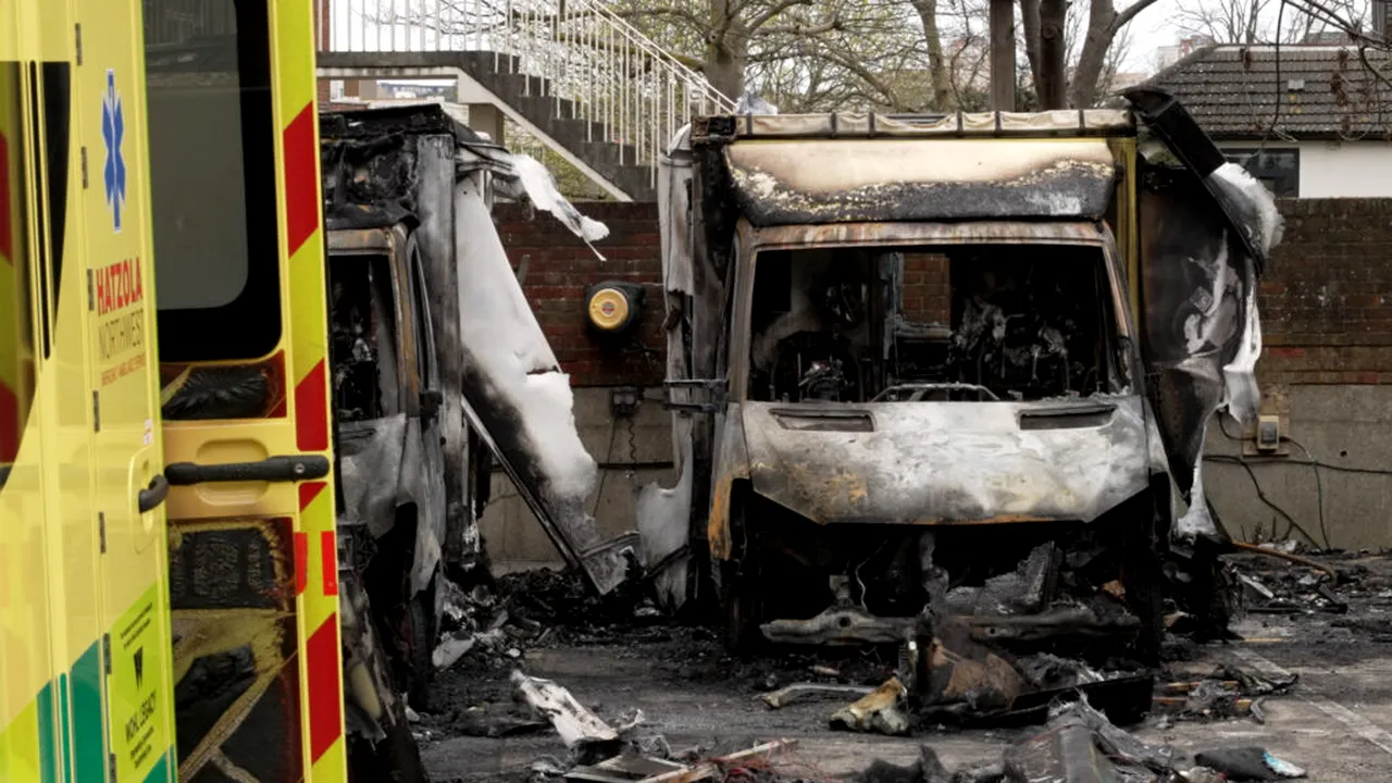 Doi bărbați au fost arestați pentru incendierea ambulanțelor unei organizații evreiești la Londra