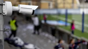O cameră de tip bullet de înaltă performanţă, care oferă un nivel excepţional de supraveghere
