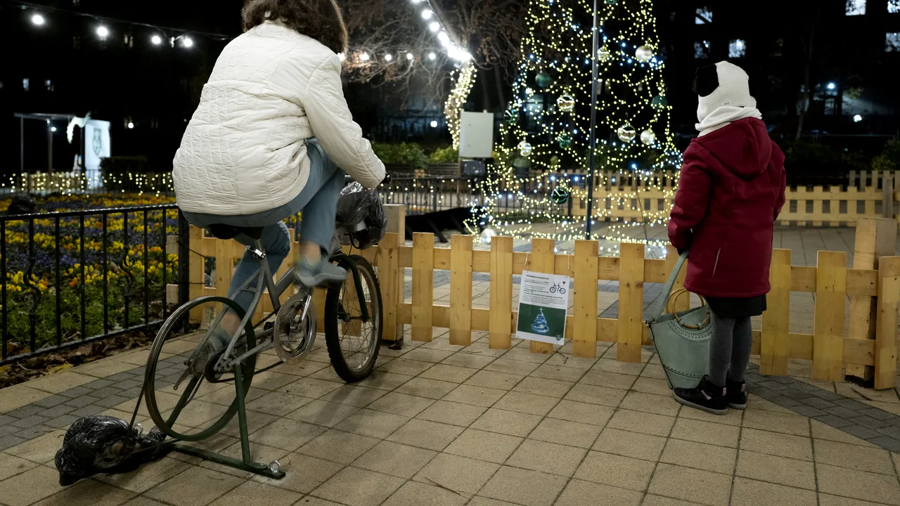 Un brad de Crăciun din Budapesta, alimentat de locuitorii care pedalează pe o bicicletă
