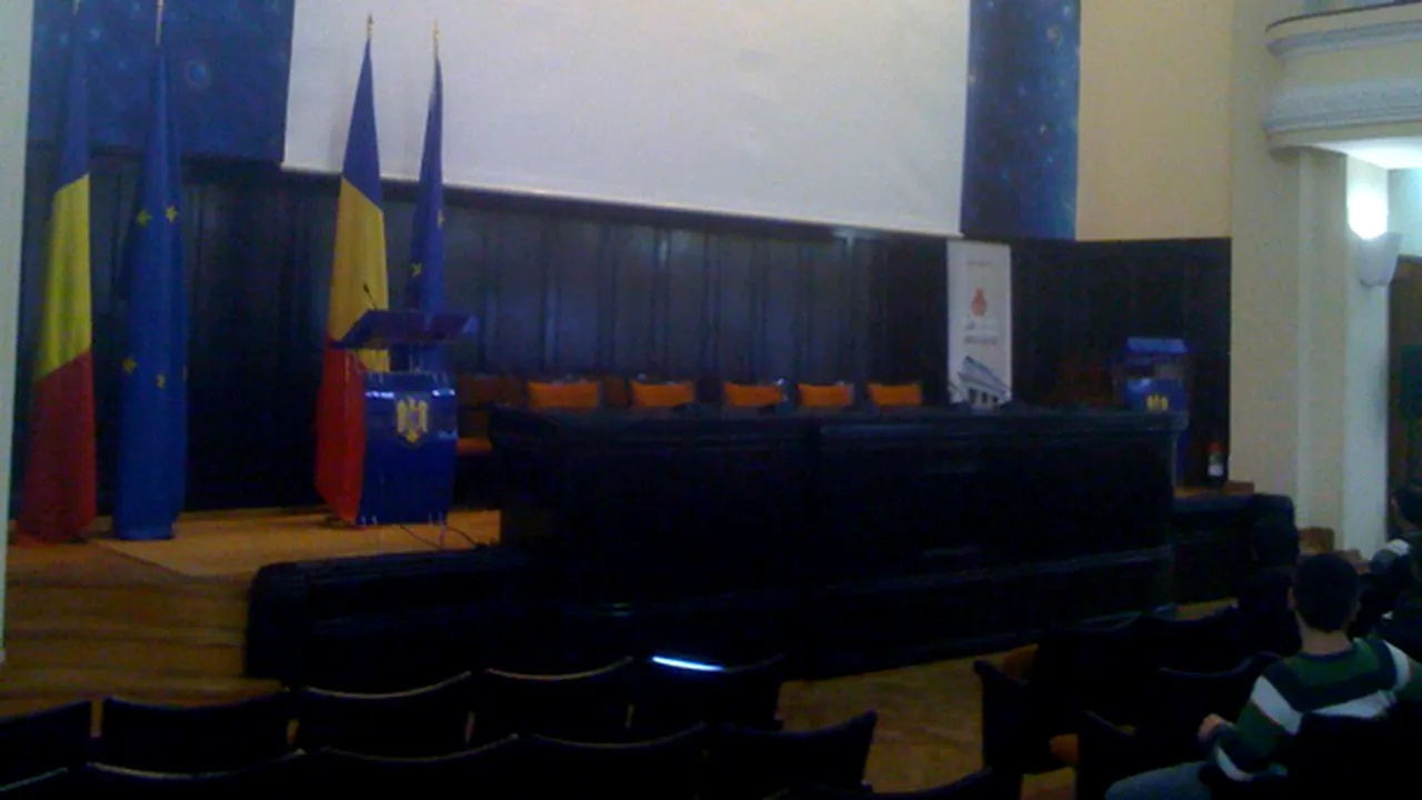 Pudic: Un nud pictat de Sabin Bălaşa, ascuns în aşteptarea declaraţiilor lui Boc la Iaşi - FOTO