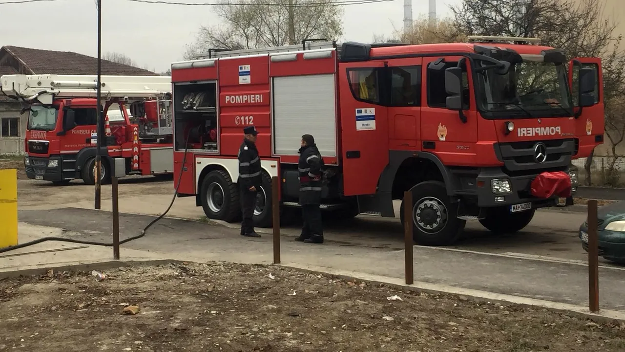 Un bărbat din Gorj a murit după ce s-a aruncat de la etaj ca să scape din incendiul izbucnit în bloc | FOTO, VIDEO