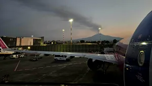 O nouă erupție a vulcanului Etna cu fântână de lavă și nor vulcanic. Aterizările la aeroportul din Catania, suspendate