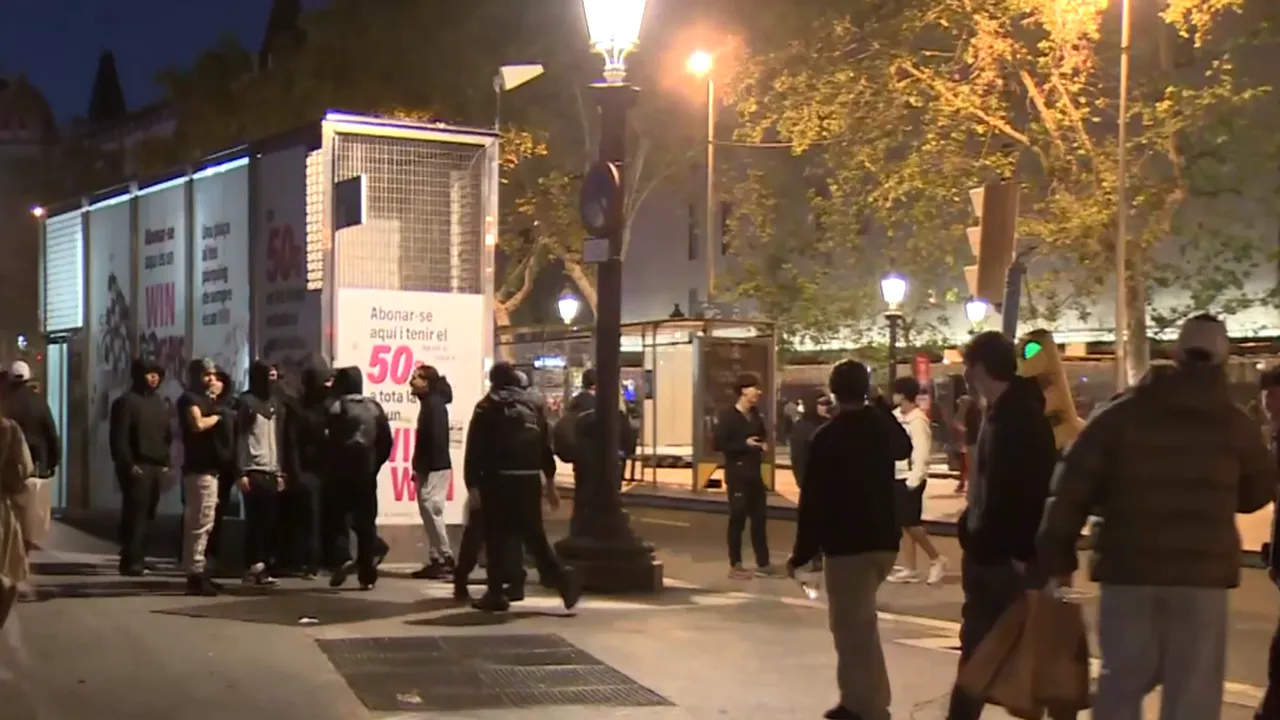 Violențe în Barcelona. 100 de persoane au fost arestate după ce protestatarii au jefuit magazine și au incendiat mobilier stradal