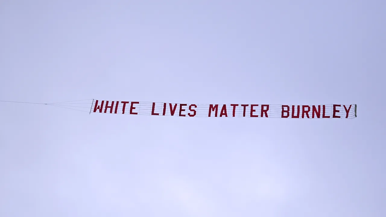 Scandal în Premier League din cauza unui banner afişat în timpul meciului Manchester City-Burnley

