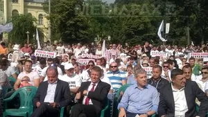 Peste 250 de persoane la un miting ACL împotriva OUG privind migraţia aleşilor locali/ Blaga: Realităţile economice îl omoară pe Ponta. În ianuarie demitem Guvernul - VIDEO