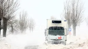 Un TIR încărcat cu furaje a derapat în Vaslui, blocând traficul. Armata intervine pentru deblocare