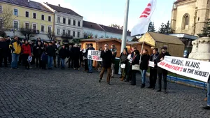 Peste o sută de persoane au protestat la Cluj-Napoca faţă de adoptarea Legii securităţii cibernetice - FOTO