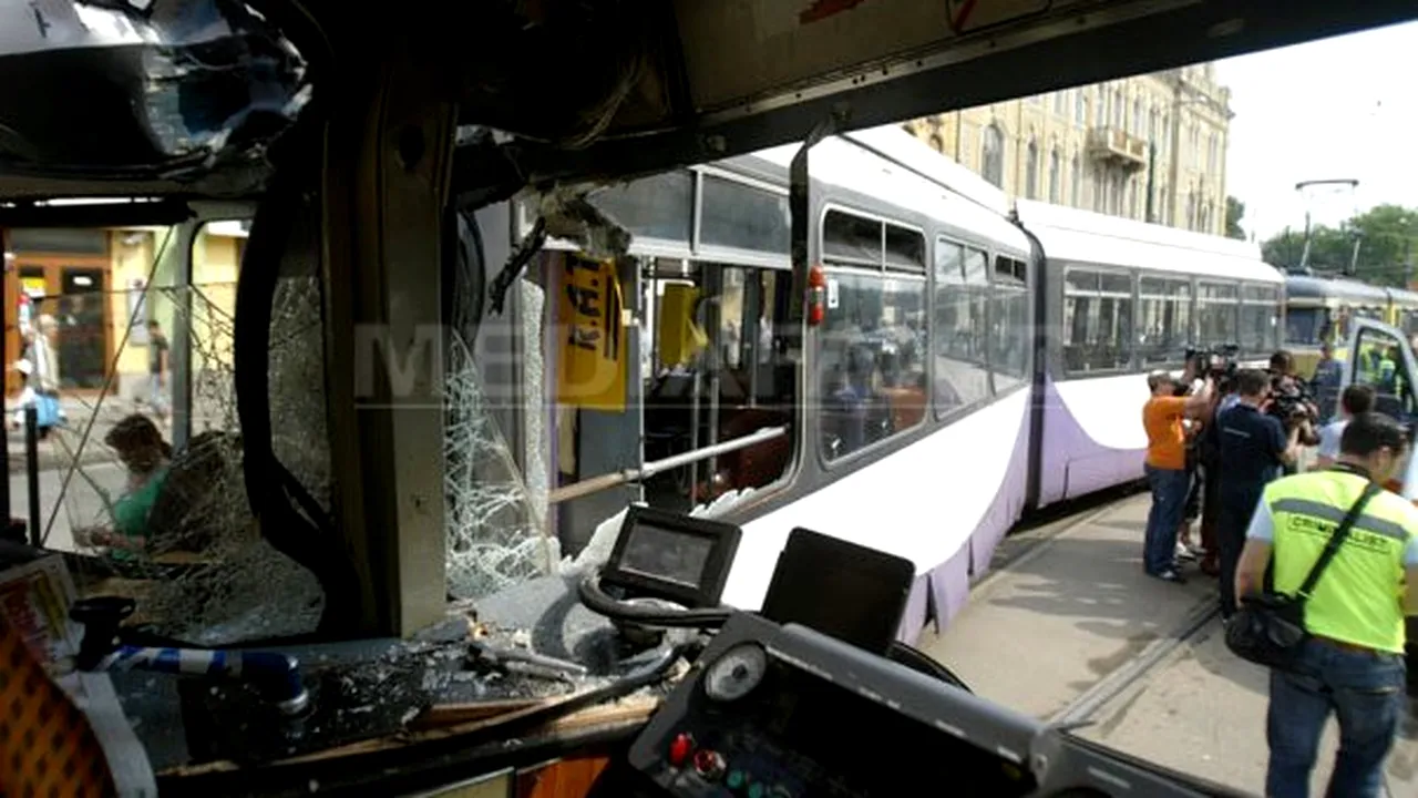 17 persoane rănite în urma ciocnirii a două tramvaie la Timişoara - FOTO
