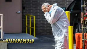 Un bătrân de 80 de ani plânge ca nu a mâncat de 3 zile / Reacţia poliţiştilor când au aflat povestea emoţionantă