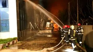 GALERIE FOTO Incendiu devastator la un depozit de legume şi fructe din Afumaţi. O persoană a murit şi alta a fost rănită
