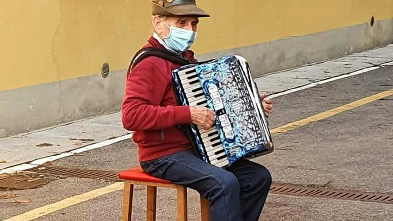 VIDEO. Moment emoţionat în Italia. Un bărbat de 81 de ani împiedicat de restricţiile COVID-19 să îşi viziteze soţia la spital i-a cântat la fereastră
