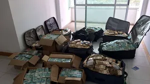 Valize cu milioane de dolari, ascunse în casa unui fost ministru brazilian. Poliţiştii au avut nevoie de 14 ore ca să numere toţi banii