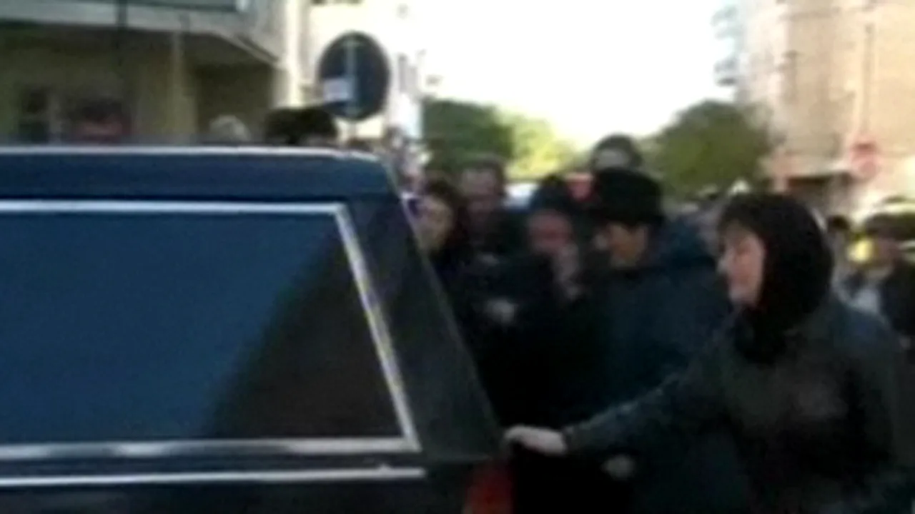 Sicriul cu trupul neînsufleţit al asistentei Maricica Hăhăianu a ajuns la Râmnicu Sărat - VIDEO