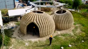 VIDEO Case ieşite din tipar. Iată cum arată casa 3D din pământ şi casa constuită din oglinzi