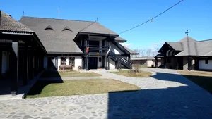 O mănăstire construieşte trei căsuţe în care vor fi găzduiţi 18 copii orfani