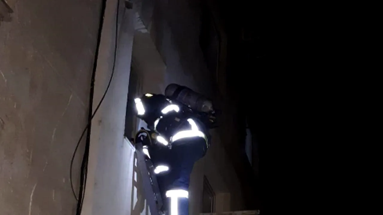 Incendiu într-un bloc din Tulcea, cu degajare mare de fum/ Un bărbat de 41 de ani a fost dus la spital