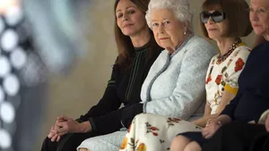Regina Elisabeta a II-a, vizită surpriză la Săptămâna modei de la Londra | FOTO
