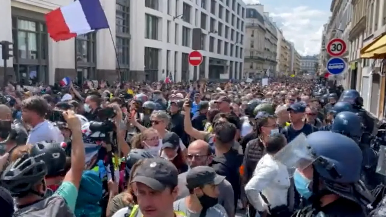 Noi proteste, în Franţa, faţă de reforma pensiilor. În zeci de oraşe, oamenii au ieşit în stradă