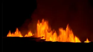 Turiști evacuați în zorii zilei, în Islanda, din cauza erupției unui vulcan