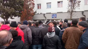 FOTO Jandarmii, CHEMAŢI să intervină la Înmatriculările Auto din Cluj unde oamenii se certau