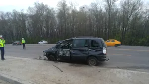 Accident grav în Ilfov: Un mort şi şase răniţi după impactul dintre o autoutilitară cu muncitori şi un tir