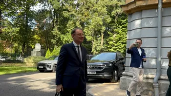 Live Text Luca Niculescu a început consultările pentru formarea Guvernului. Negocierile cu PSD s-au încheiat. Urmează PNL și UDMR. Premierul desemnat: „Am avut o discuție de substanță cu PSD”. Grindeanu: „Nu susținem un guvern tehnocrat”