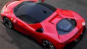 Ferrari şi-a lansat modelul hibrid de lux. Bolidul poate ajunge la 340 Km/h | GALERIE FOTO 