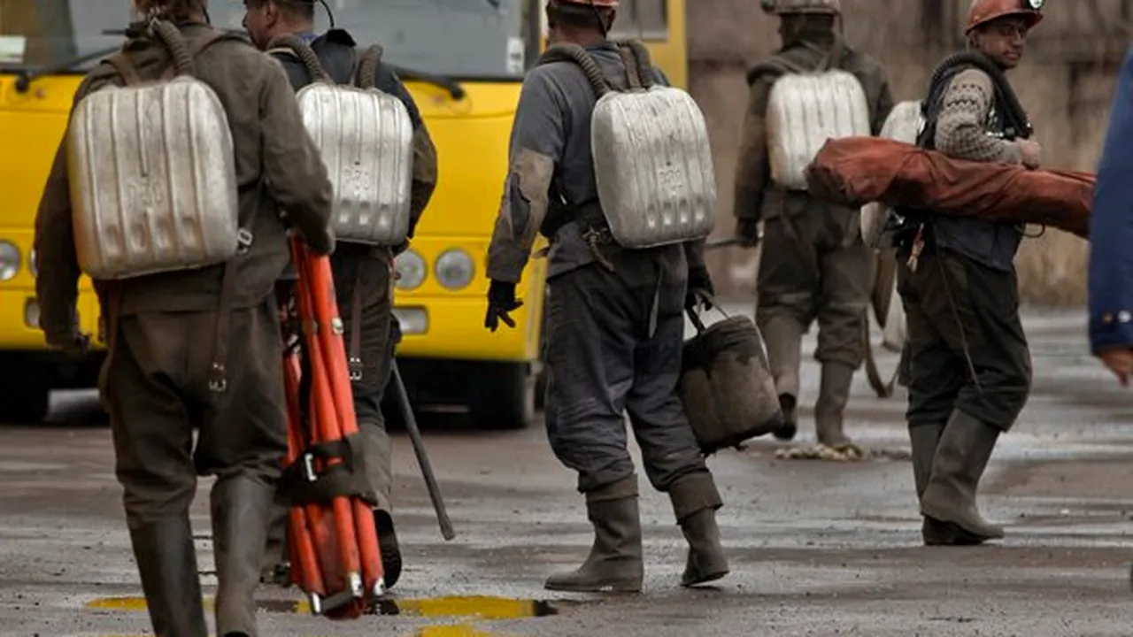 Peste 1.000 de mineri ucraineni protestează la sediul preşedinţiei, rupând cordonul de securitate
