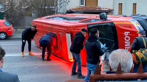Cluj: Un microbuz al ISU care transporta spre carantină 14 români întorşi din Franţa s-a răsturnat