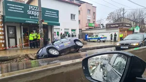 Maşina Jandarmeriei, căzută într-un şanţ. Poliţia a amendat constructorul: lucrarea era nesemnalizată