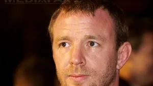 Guy Ritchie şi iubita lui, modelul Jacqui Ainsley, s-au mutat împreună