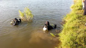 O maşină în care se aflau trei persoane a căzut în Olt. Fiica în vârstă de 13 ani, salvată de un martor / UPDATE: Părinţii, găsiţi morţi în interiorul autoturismului