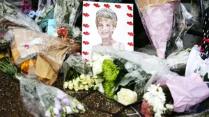 FOTO, VIDEO | Zeci de britanici s-au adunat în faţa Palatului Kensington pentru a aduce un omagiu Prinţesei Diana