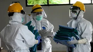 Caz bizar în Indonezia: Un asistent medical a fost suspendat după ce a făcut sex cu un bolnav de coronavirus