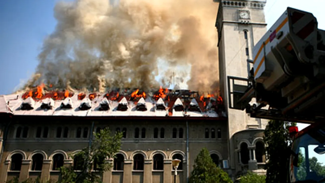 Incendiu la acoperişul clădirii Primăriei Sectorului 1- VIDEO şi GALERIE FOTO