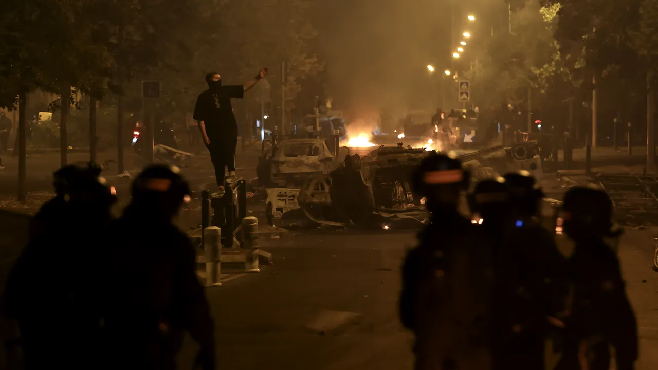 Noi proteste violente în Franţa: aproape 1000 de persoane au fost arestate vineri seara / Ministrul de Interne nu exclude instaurarea stării de urgenţă